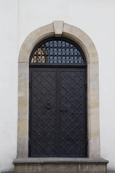 Винтажная блэк-металлическая входная дверь старого дома — стоковое фото