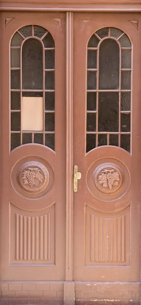 A porta dianteira de madeira marrom vintage de uma casa velha — Fotografia de Stock