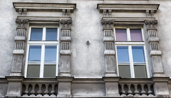 Eski bir ev, iki vintage ön cam pencere