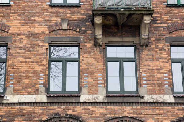 Janelas de design vintage com uma varanda na fachada do antigo — Fotografia de Stock