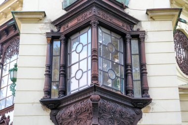 Bir tasarım penceresini eski evin cephesinde