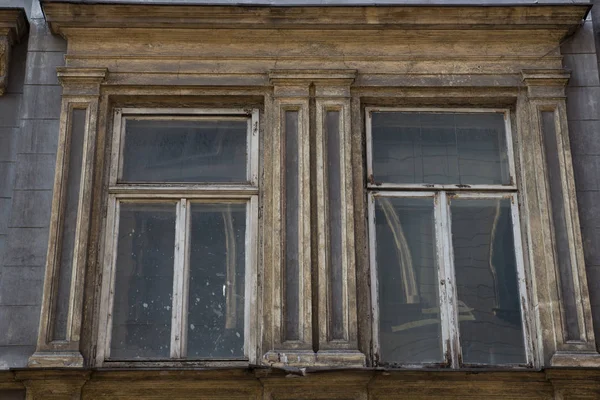 Eski bir ev cephe cam ahşap pencere