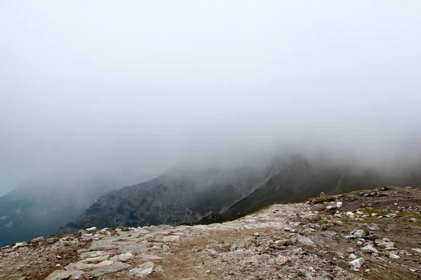 Sisin içindeki dağ manzarası — Stok fotoğraf