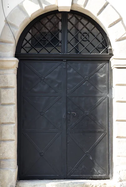 eski siyah metal kapı