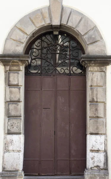 Старая коричневая металлическая дверь с вставками и узорами на глазури — стоковое фото
