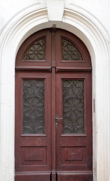 Старые старинные деревянные коричневые двери крупным планом с вставками и патте — стоковое фото