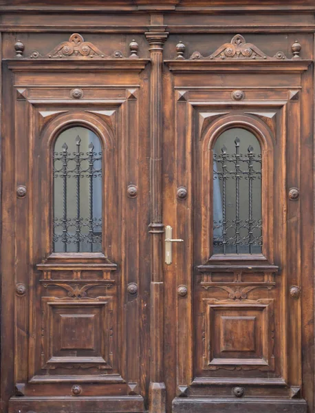 Porta marrom de madeira velha close-up com inserções e padrões em g — Fotografia de Stock