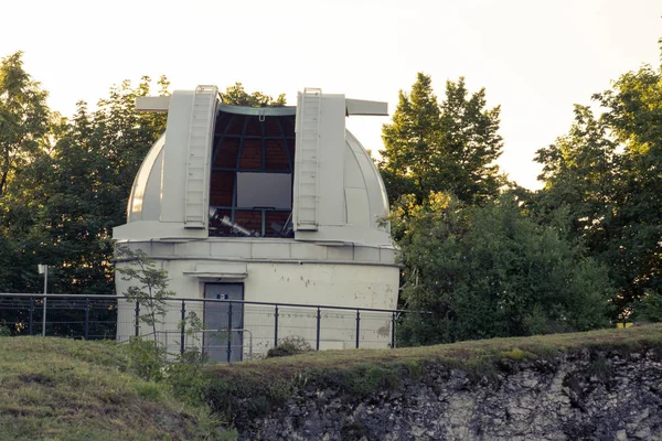 Offene weiße Kuppel eines großen Teleskops in der Sternwarte — Stockfoto