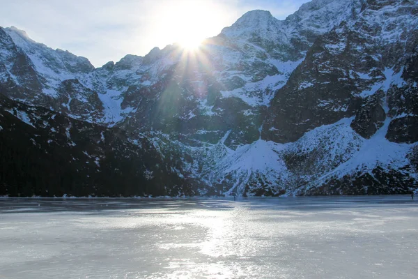 Panorama de lago congelado rodeado de montañas . —  Fotos de Stock