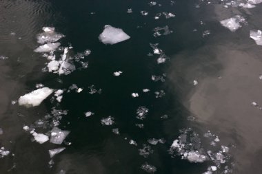 Nehirde yüzen buz parçaları