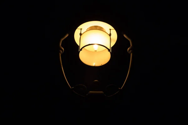 Świecenia lampy uliczne w nocy — Zdjęcie stockowe