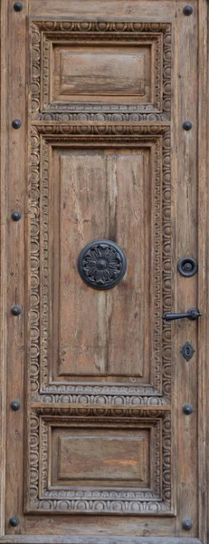 Stare drewniane drzwi brązowe zbliżenie — Zdjęcie stockowe