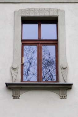 Eski bir evin bir tasarım ön cam pencereler