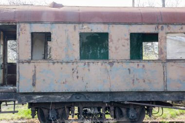 Eski paslı taşıma ayakta terk edilmiş depo