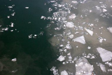 Nehirde yüzen buz parçaları