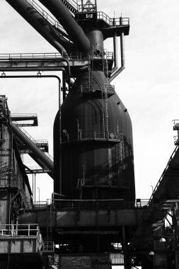 Terk edilmiş Metalurji tesisi paslı yapıları