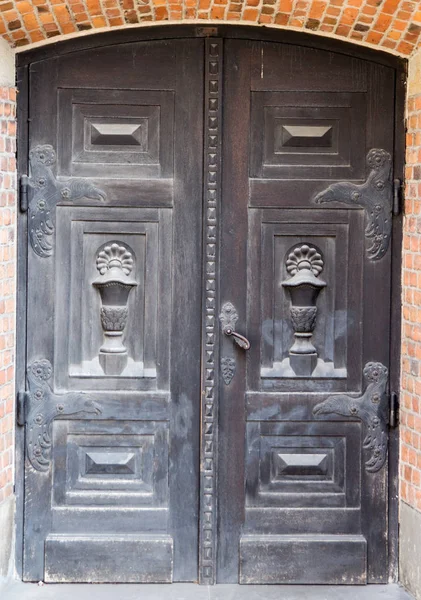 Puerta negra de madera vieja primer plano . — Foto de Stock