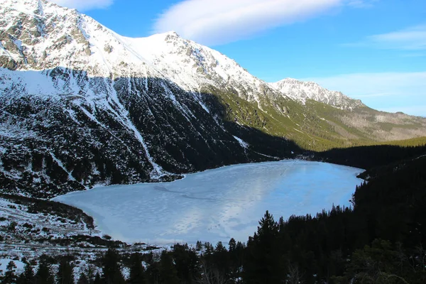 Panorama de lago congelado rodeado de montañas . — Foto de Stock