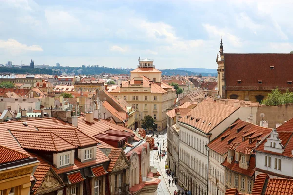 Panorama Prahy červené střechy, lidi na ulici — Stock fotografie