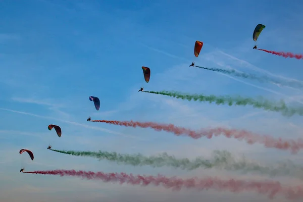 Paragliding s barevný kouř za — Stock fotografie