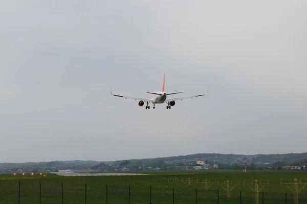 Avión aterriza en un aeródromo — Foto de Stock