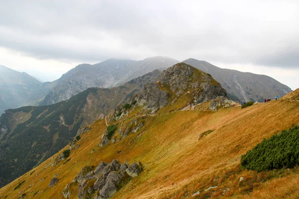 Rocky mountain landscape, in the distance people hiking along th — Stock Photo, Image