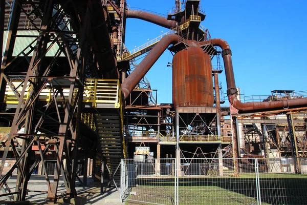 Terk edilmiş Metalurji tesisi paslı yapıları — Stok fotoğraf