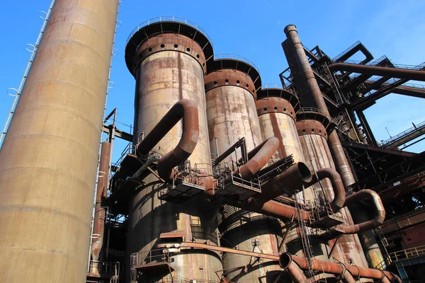 Estructuras oxidadas de plantas metalúrgicas abandonadas — Foto de Stock