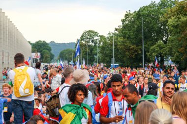 Bayrakları olan bir kalabalık. Dünya Gençlik günü Polonya 2016.
