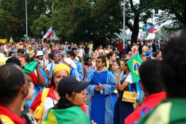 Bayrakları ile kişilik bir kalabalık. Dünya Gençlik günü Krakow Polonya 2016