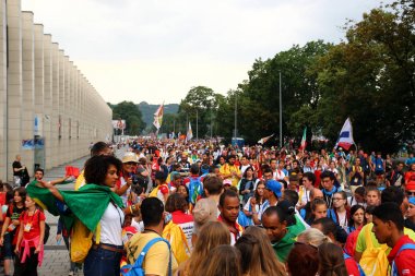 Bayrakları ile kişilik bir kalabalık. Dünya Gençlik günü Krakow Polonya 2016