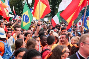 Bayrakları ile kişilik bir kalabalık. Dünya Gençlik günü Krakow Polonya 2016