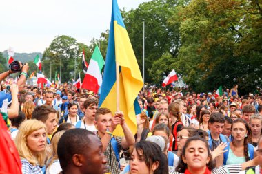 Bayrakları ile kişilik bir kalabalık. Dünya Gençlik günü Krakow Polonya 2016