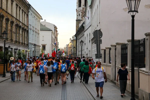 Eine Menschenmenge mit Flaggen. Weltjugendtag Krakau Polen 2016 — Stockfoto