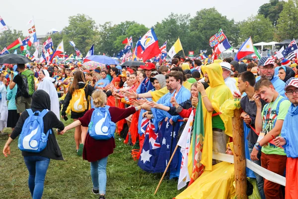 Bayrakları ile kişilik bir kalabalık. Dünya Gençlik günü Krakow Polonya 2016