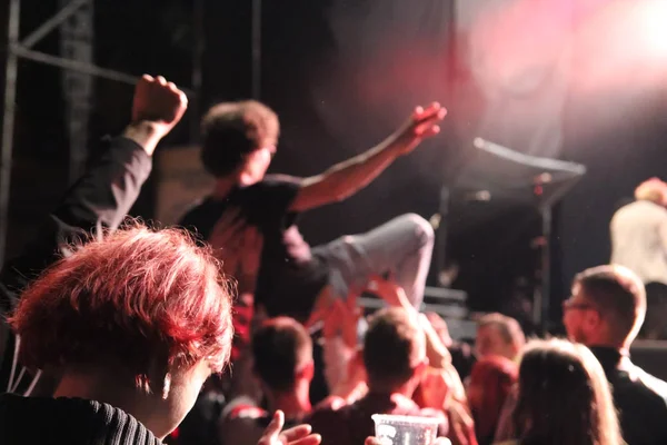 Publiken på konsert titta på folkmassa surfing — Stockfoto