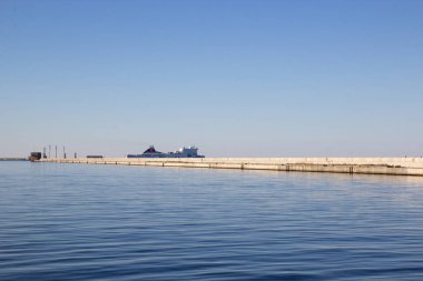 Cruise liner beton dalgakıran ve beyaz