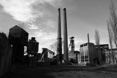 Terk edilmiş Metalurji tesisi paslı yapıları