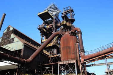 Terk edilmiş Metalurji tesisi paslı yapıları