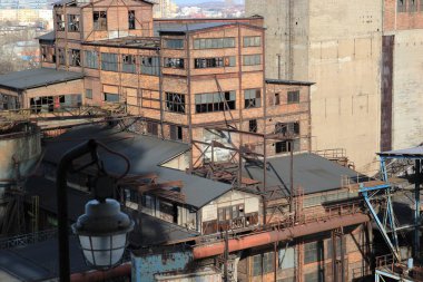 Bir fener ile terkedilmiş metalurjik bitki paslı yapıları