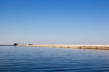 Deniz dalgakıran mavi gökyüzü 