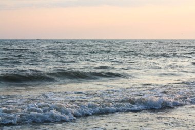 Kumlu sahilde deniz dalgaları