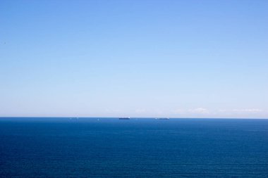 Gemi mavi gökyüzü ile Seascape 