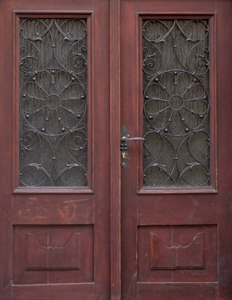 Antico portone in legno marrone vintage primo piano con inserti e patte — Foto Stock