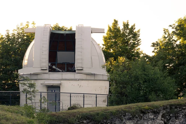 Offene weiße Kuppel eines großen Teleskops in der Sternwarte in Krako — Stockfoto