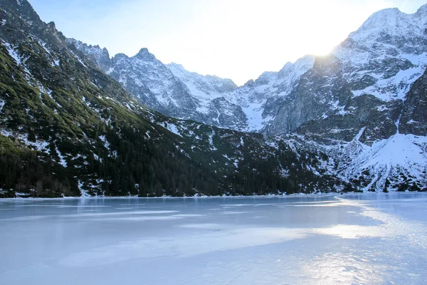 Panorama de lago congelado rodeado de montañas . — Foto de Stock