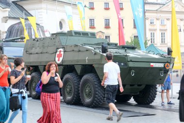 Krakow, Polonya - 2016: tıbbi zırhlı personel taşıyıcı
