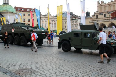 Krakow, Polonya - 2016: askeri araçlara Main Square dur