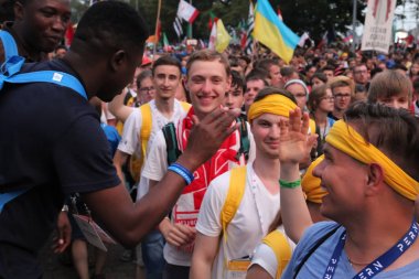 İnsanlar bir arka planda bayrakları ile kişilik bir kalabalık beşlik.