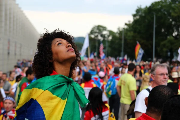 Retrato de una joven envuelta en la bandera de Brasil. En el — Foto de Stock